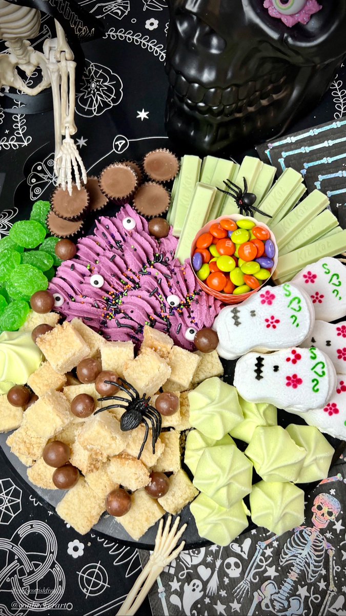 Shortbreadsoc's tweet image. Halloween Shortbread BUTTERCREAM Boards??!!! We think YESSSSSS! 
Tag 🏷️ someone you would want to share this with!

#Charbutterie at it’s sweetest 👻
#butterboard #butter #buttercream #buttercreamboard #shortbread