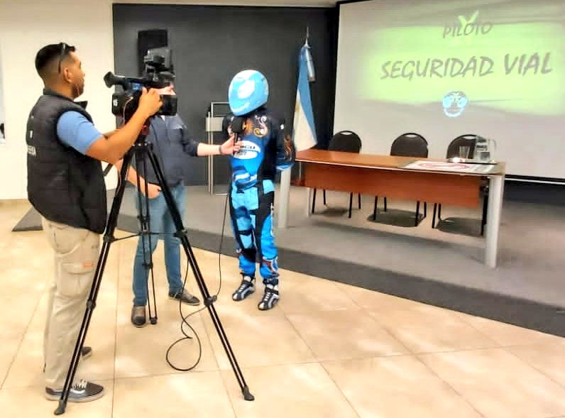 PilotoX1's tweet photo. Seguimos otro día en la previa @TopRaceOk @MuniResistencia con las #CharlasViales 🚦🏁.
Gracias UP 114 a todxs las niñas y niños por recibirnos en las 3 charlas de la mañana.
#educacionvial #inclusion #toprace #pilototango #Chaco https://t.co/zezGm23Uwx