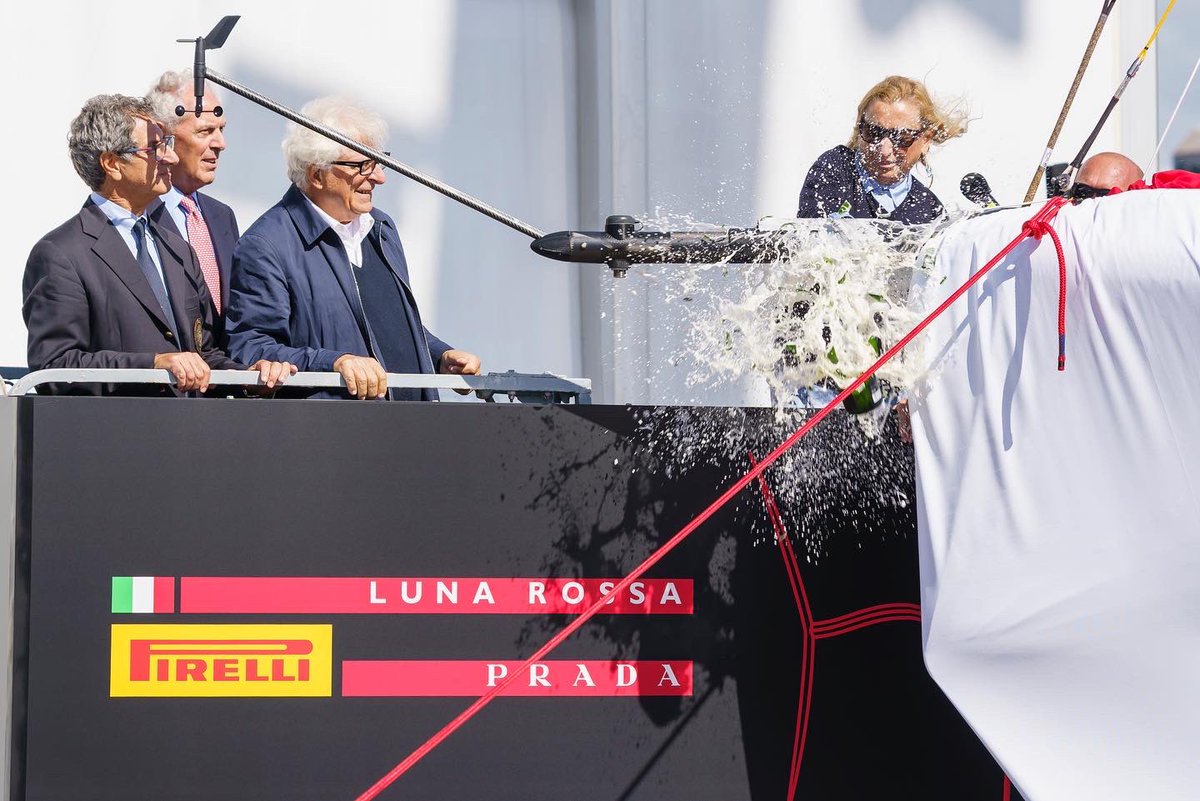 lunarossa's tweet photo. «I christen you Luna Rossa». Luna Rossa Prototype touches the water. The challenge to the 37th America’s Cup starts today.
#LunaRossaPradaPirelli #LRPrototype https://t.co/3Ldhsq0eeK