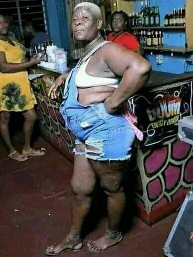 Ukipewa Laki Moja Uinyandue hii pisi utakubali,.? 👇🤔🤔