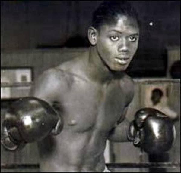 13 DE OCTUBRE 

1932 En Nueva York, Estados Unidos, el boxeador cubano Eligio Sardiñas Montalvo (Kid Chocolate) conquista el título mundial profesional de la división pluma, al vencer en 12 asaltos a Lew Feldman.
#CubaEsAmor