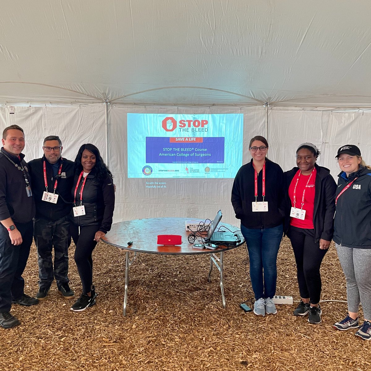 NM_DMCEPI's tweet photo. Leading up to the marathon last week, the @ChiMarathon and DMCEPI partnered with @ChicagoOEMC to provide life-saving Stop the Bleed and Hands-Only CPR training to @monterreysecur and marathon staff. #SafeChicago #stopthebleed #handsonlycpr https://t.co/OJY05GtKX5
