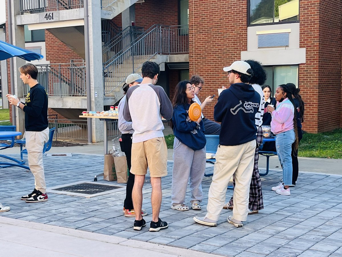 DM_UrFuturePrez's tweet photo. More pics from the βCooper & Cupcakesβ fun at Lambeth!
#SecondYears @uvahousing #Connect2Grounds #SecondYearExperience @UVAPolice
#UVA @UVA #HRL @SEAHOconnect #SEAHOAllYear #HigherEd #StudentAffairs #Housing #ResLife #LivingOnGrounds https://t.co/pjyc2vYm50