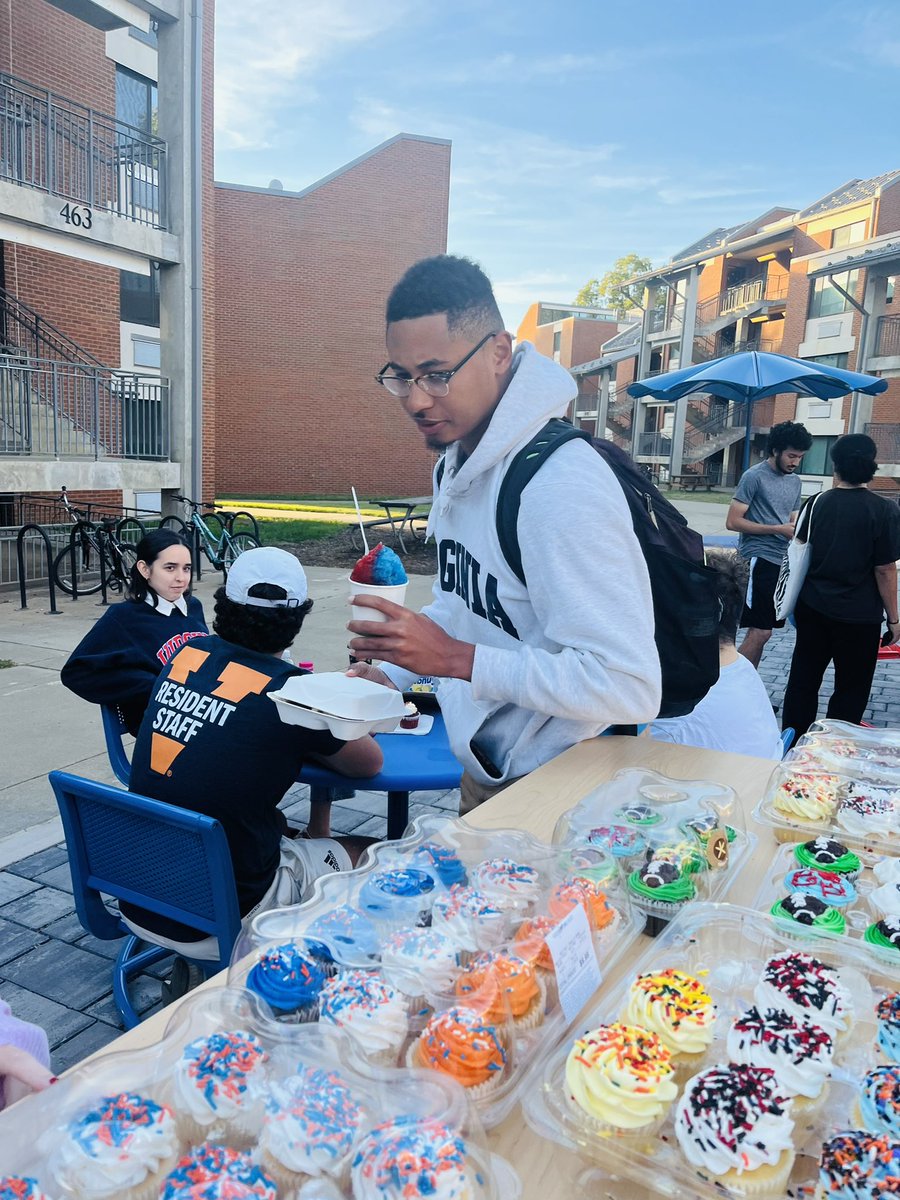 DM_UrFuturePrez's tweet photo. More pics from the βCooper & Cupcakesβ fun at Lambeth!
#SecondYears @uvahousing #Connect2Grounds #SecondYearExperience @UVAPolice
#UVA @UVA #HRL @SEAHOconnect #SEAHOAllYear #HigherEd #StudentAffairs #Housing #ResLife #LivingOnGrounds https://t.co/pjyc2vYm50