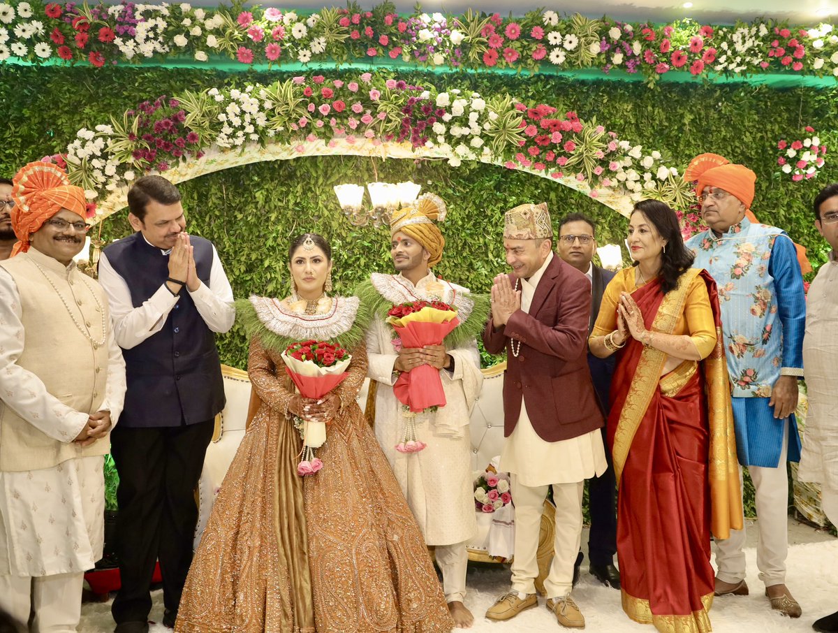 Dev_Fadnavis's tweet photo. भाजपाचे खासदार डॉ. अनिलजी बोंडे यांचे पुत्र चि. डॉ. कुणाल व कु. आयुष्मा यांच्या विवाह सोहळ्याला आज सकाळी अमरावती येथे उपस्थित होतो.
'तुमची सर्व स्वप्नं पूर्ण व्हावीत,' अशी सदिच्छा व्यक्त करत दोघांनाही सहजीवनाच्या हार्दिक शुभेच्छा या मंगल प्रसंगी दिल्या !
@DoctorAnilBonde https://t.co/kEYVi74JIS