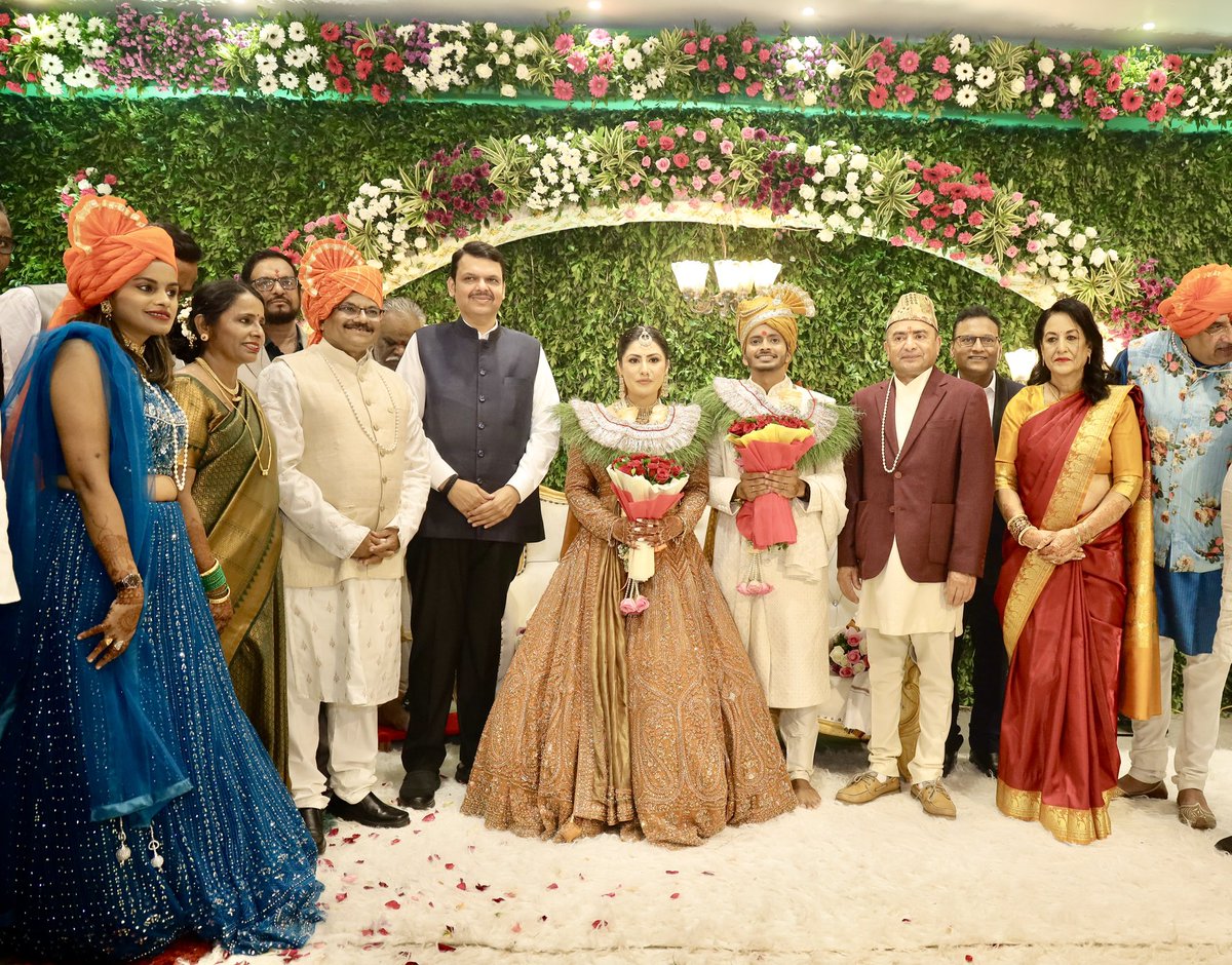 Dev_Fadnavis's tweet photo. भाजपाचे खासदार डॉ. अनिलजी बोंडे यांचे पुत्र चि. डॉ. कुणाल व कु. आयुष्मा यांच्या विवाह सोहळ्याला आज सकाळी अमरावती येथे उपस्थित होतो.
'तुमची सर्व स्वप्नं पूर्ण व्हावीत,' अशी सदिच्छा व्यक्त करत दोघांनाही सहजीवनाच्या हार्दिक शुभेच्छा या मंगल प्रसंगी दिल्या !
@DoctorAnilBonde https://t.co/kEYVi74JIS