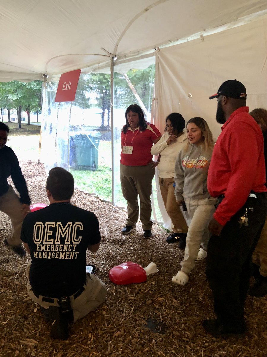 NM_DMCEPI's tweet photo. Leading up to the marathon last week, the @ChiMarathon and DMCEPI partnered with @ChicagoOEMC to provide life-saving Stop the Bleed and Hands-Only CPR training to @monterreysecur and marathon staff. #SafeChicago #stopthebleed #handsonlycpr https://t.co/OJY05GtKX5