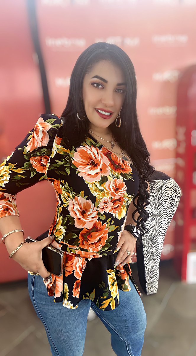 MiaCorreaH's tweet photo. Feliz jueves amores mios 💕 ultimando detalles para nuestro viaje a Colombia 🇨🇴 en representación de nuestro querido Ecuador 🇪🇨 allá vamos !!
#MiaCorrea #ElegantementeEcuatoriana 🇪🇨 #Festibuga #Ecuador #Colombia #MeVoy #TeDi #VamosATriunfar #DiosEsBueno #LosAmo #ZaxaMusic https://t.co/r6Ev3NSXJR