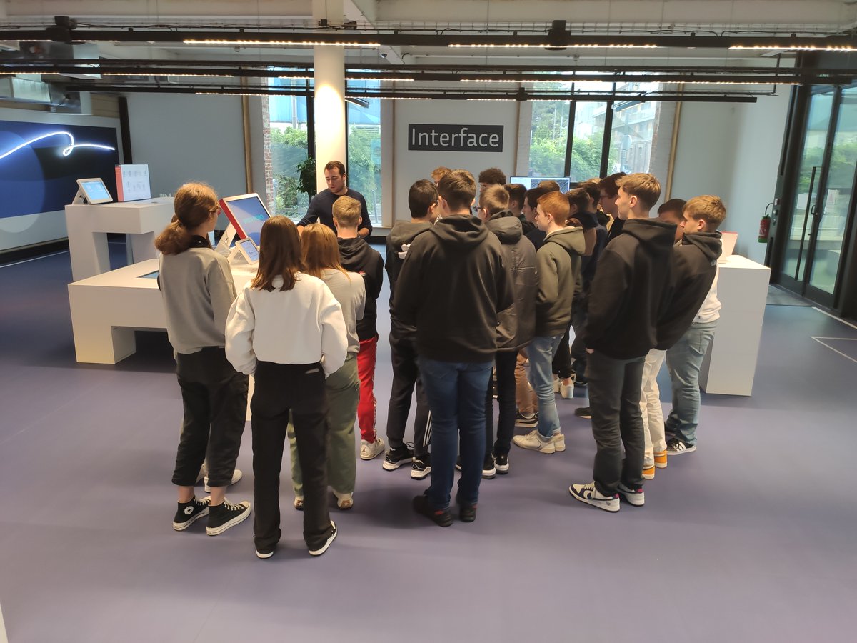 Inria_Lille's tweet photo. Aujourd'hui, des élèves de collèges et lycées ont pu découvrir des métiers de l' #innovation et de la #recherche en numérique chez @Inria grâce à 6 témoignages 🗣️ #OptionInnovation 🚀
De beaux échanges autour de leurs parcours variés et de leurs métiers 👩💻🧑💻 https://t.co/DqK4eWz8zh
