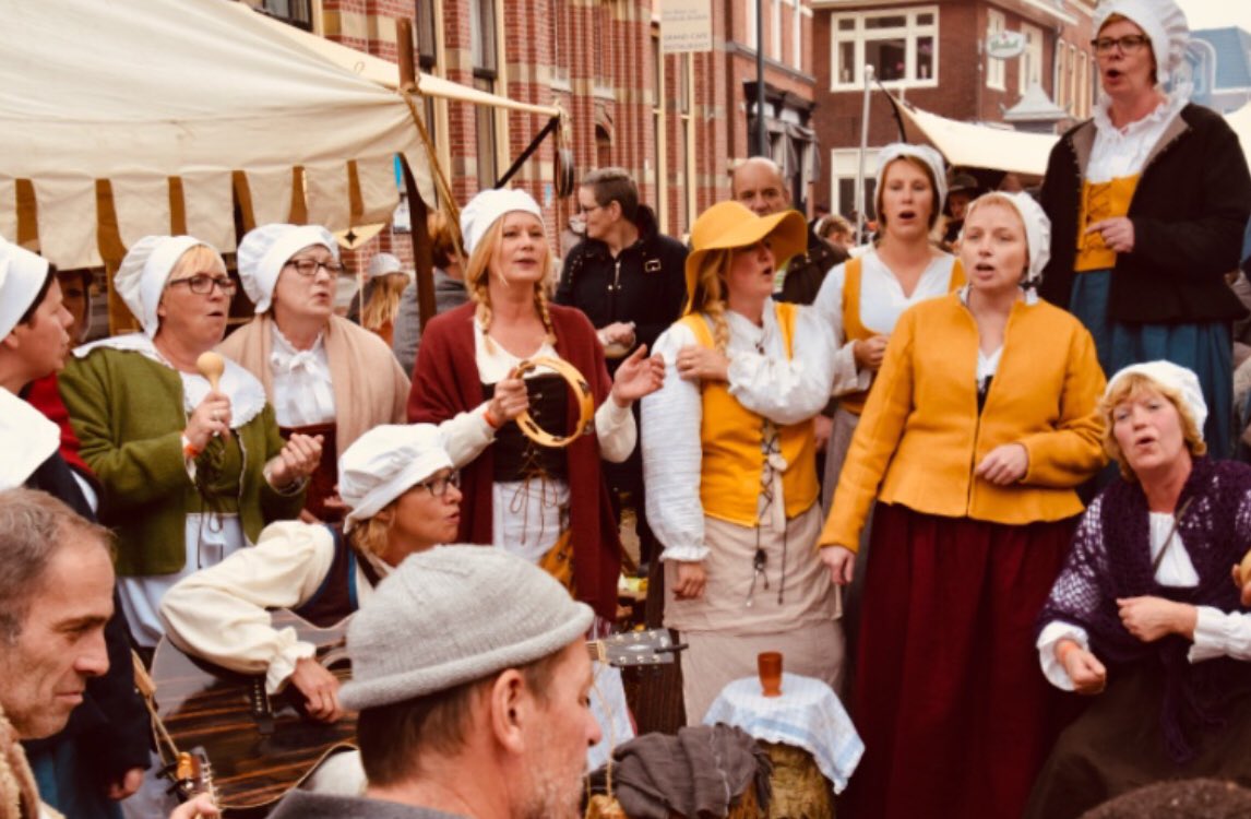 SlagomGrolle's tweet photo. De sfeer van het alledaagse leven in 1627 wordt versterkt door muziek en theater. Net als eerdere edities van de Slag is ook het koor Vocales weer van de partij. De Grolse groep vind je op de markt.

#SlagomGrolle #WelkomIn1627 #Terugindetijd #reenactment #geschiedenisvanGroenlo https://t.co/uWx6316d5G