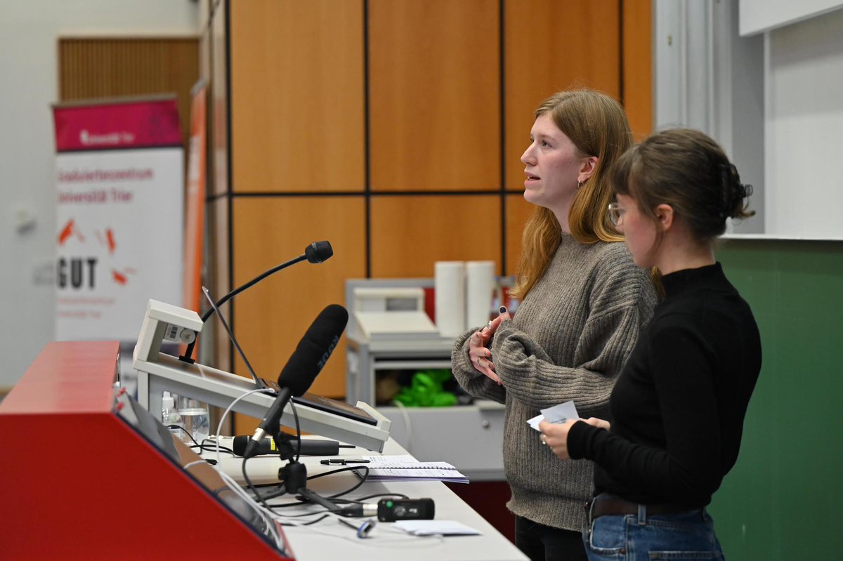iia_trier's tweet photo. Im letzten Panel des Tages zu #Antisemitismus in #Schule und #Universität stellen Sophie Döhlert und Leonie Nanzka (@komp_zentrum) die Ergebnisse von qualitativen Befragungen von jüdischen und nicht-jüdischen Schüler:innen zu Antisemitismus im Kontext Schule vor https://t.co/DLKe1vxuO6