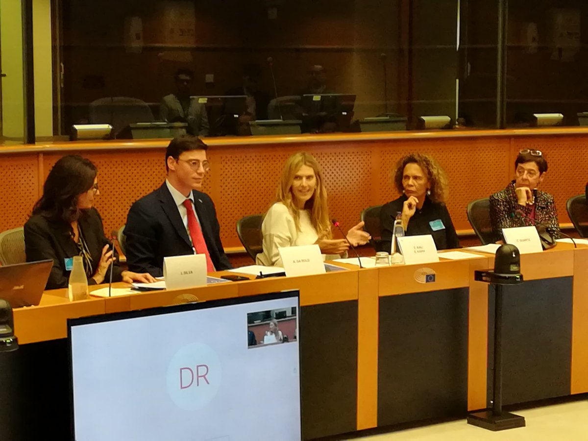 eu40's tweet photo. EP VP and @EU40 President @EvaKaili opening our most timely discussion on the challenges and opportunities facing #SMEs in the race towards a greener more #sustainable Europe.
High Level Fireside speakers include:
@Duarte_UNOSAA of @UNOSAA1
@Lucia__Silva of @Generali
#eu40talks https://t.co/DEKDtIamKv