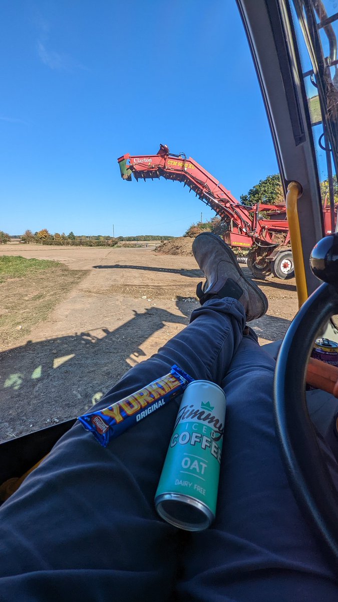 Ben_Jamin_Watts's tweet photo. There's worse places to be waiting.... #CLToperationscentre #biglincolnshiresky #beet22 https://t.co/tmFuRdXy0k