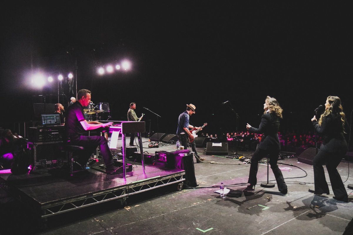 TheFratellis's tweet photo. Looking forward to getting back on stage in a few weeks with @KaiserChiefs and @TheSherlocks, starting at @ArenaSwansea on 2nd November.
Check out tour tickets here: https://t.co/3Qz9jnEP7b
#FratellisLive πΈ @thejoeeley https://t.co/M6KW9Wm9Qt