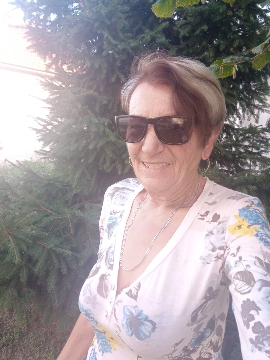 tearose050's tweet photo. October is here and I was even warm in the tired sunshine!🌞🌞🌞🍁🍁 Xxx:) https://t.co/knn784QMHZ