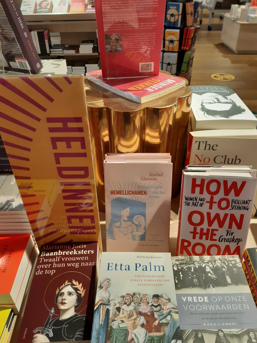 HetMoet_nl's tweet photo. Heldinnen @ScheltemaBoek 💜📚
#hemellichamen #vertaaldeliteratuur #iers #sineadgleeson #hetmoet #boekentip #heldinnen https://t.co/nrY9X4Ncnr