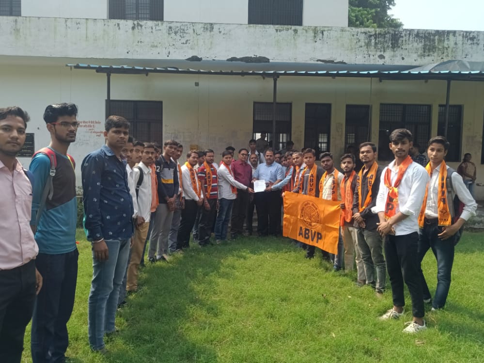 vishwendraAbvp1's tweet photo. आज अखिल भारतीय विद्यार्थी परिषद महानगर फिरोजाबाद द्वारा एसआरके पीजी कॉलेज के सभी विभागों की 33% प्रवेश सीट बढ़ोतरी व प्रवेश सम्बंधित समस्याओं सहित 6 सूत्रीय मांगों का ज्ञापन प्रधानाचार्य को सौंपा गया....
 
#abvpvoice
#AbvpBraj
#abvpfirozabad
#ABVPwithStudents https://t.co/zXNmtQAeYV