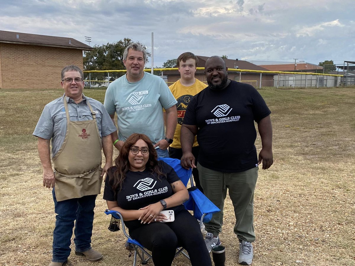 Having fun serving hot dogs at the Smackover Homecoming Pep Rally with <a href="/ffbank1/">First Financial Bank</a> tonight! #GoBucks