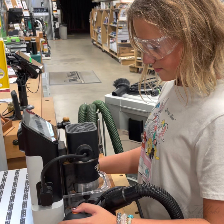WoodWerksSupply's tweet photo. Luisa learning the latest in woodworking technology with the Shaper Origin @shapertools.
#woodworking #maker #diy #design #lumber #wood #woodwork #tools #carpentry #shapertools https://t.co/kE74sTN2mp