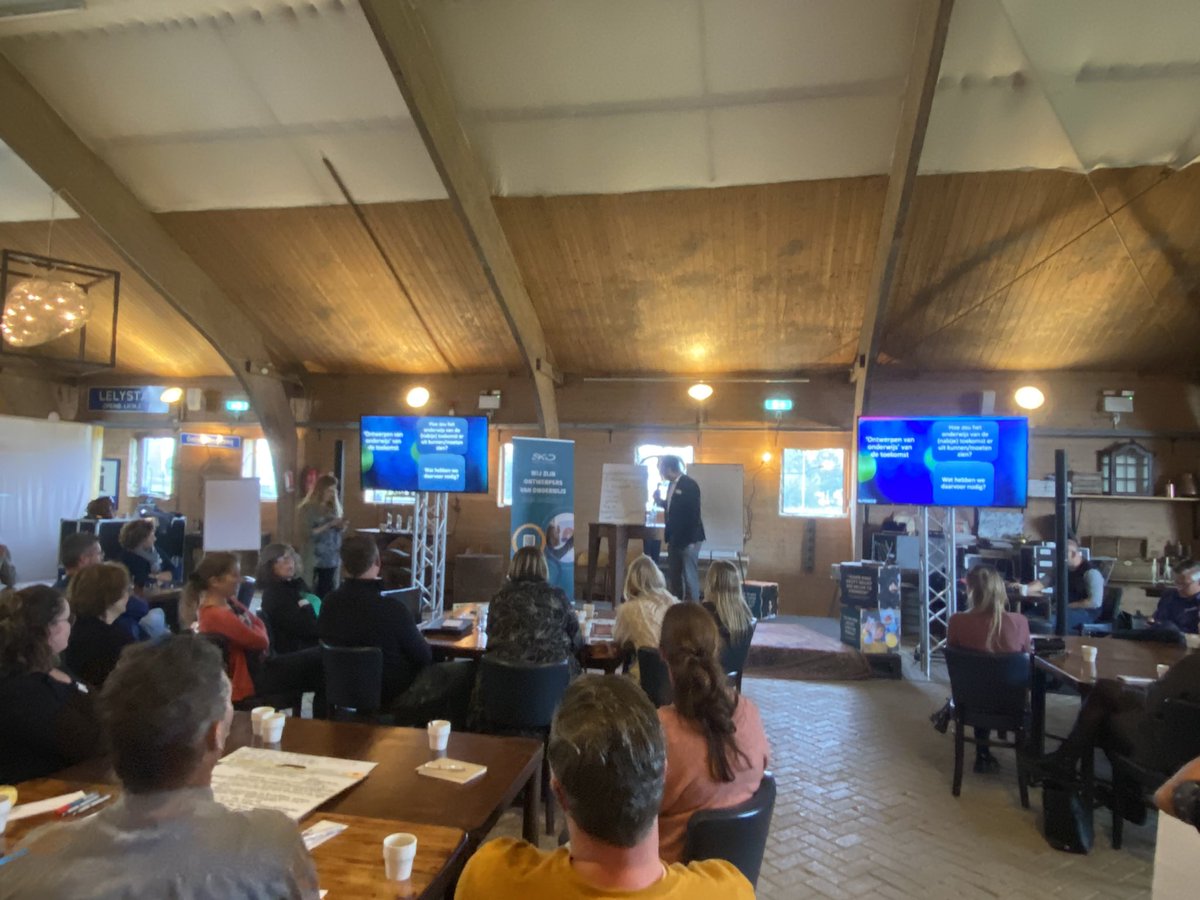 Een inspirerende en leuke dag met @SKOfv over ‘Anders organiseren’.
Warm gemaakt en uitgedaagd door cabaretier #RobUrgert oplossingen bedenken voor uitdagingen van nu en toekomst voor het onderwijs.
#onderwijs #lerarentekort #Lelystad #verbinding #samen #urgentie