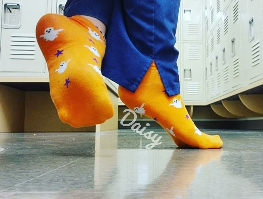 DaisyMeadows34's tweet photo. 👻 BOO!! Hello puppy 🐶 my feet need some extra attention today. Why don't you crawl here and lick them clean for me and if your a good boy I'll give you a reward 🧡 #nursefeet #nursesocks #socksforsale #sockworship https://t.co/nHLFfyFR23