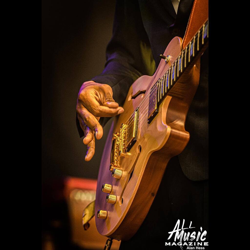 ShotLivePhoto's tweet photo. The way those fingers bend. @ronartisii opening for @jackjohnson at the @northislandamp shot for @allmusicmagazine The full gallery is online now at https://t.co/urNe5F4liy #ronartisii #concert #fingers #guitar #guitarist #closeup #alanhess #AlanHessPh… https://t.co/M9GxPGWLWt https://t.co/TVmAi3AKNa