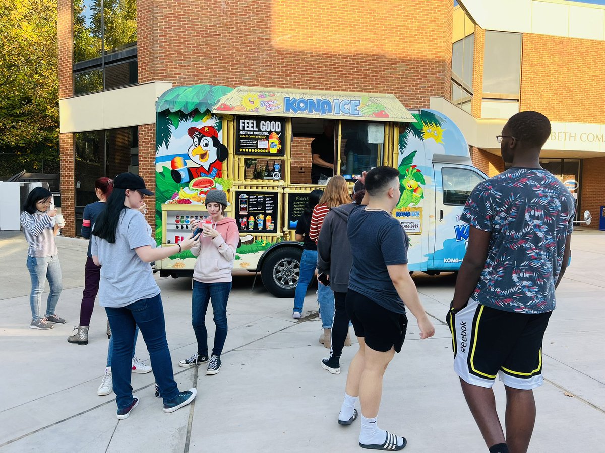 DM_UrFuturePrez's tweet photo. Check out pics from βChill Zoneβ #Connect2Grounds program held at Lambeth dorm where residents enjoyed custom snow cones from @KONAICE! π§
#SecondYears @uvahousing #SecondYearExperience
#UVA @UVA #HRL @SEAHOconnect #SEAHOAllYear #HigherEd #StudentAffairs #Housing #ResLife https://t.co/INmQRpVTdo