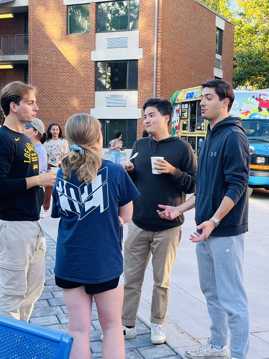 DM_UrFuturePrez's tweet photo. Check out pics from βChill Zoneβ #Connect2Grounds program held at Lambeth dorm where residents enjoyed custom snow cones from @KONAICE! π§
#SecondYears @uvahousing #SecondYearExperience
#UVA @UVA #HRL @SEAHOconnect #SEAHOAllYear #HigherEd #StudentAffairs #Housing #ResLife https://t.co/INmQRpVTdo