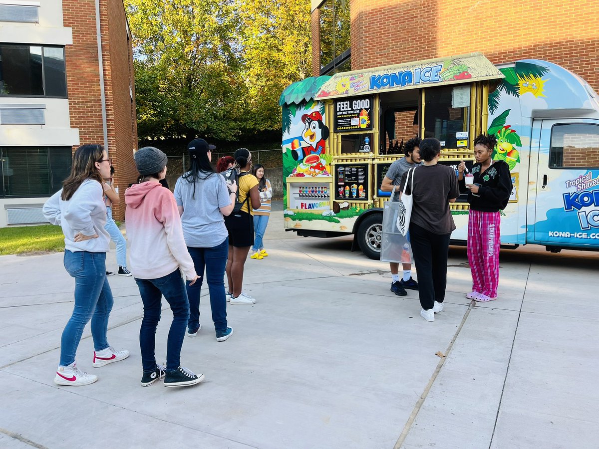 DM_UrFuturePrez's tweet photo. Check out pics from βChill Zoneβ #Connect2Grounds program held at Lambeth dorm where residents enjoyed custom snow cones from @KONAICE! π§
#SecondYears @uvahousing #SecondYearExperience
#UVA @UVA #HRL @SEAHOconnect #SEAHOAllYear #HigherEd #StudentAffairs #Housing #ResLife https://t.co/INmQRpVTdo