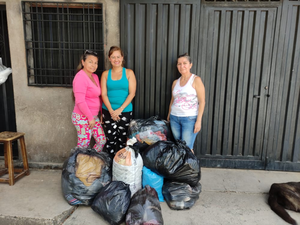 En el día de hoy 13-10-22 se iso entrega del donativo líder comunidad líder calles jefes de flias del Clap Dip Freddy Bernal aportaron un granito de arena para con nuestros hermanos de TEJERIAS necesitan en estos momentos un Dios le pagué por ese aporte #SoyComunicadorClap