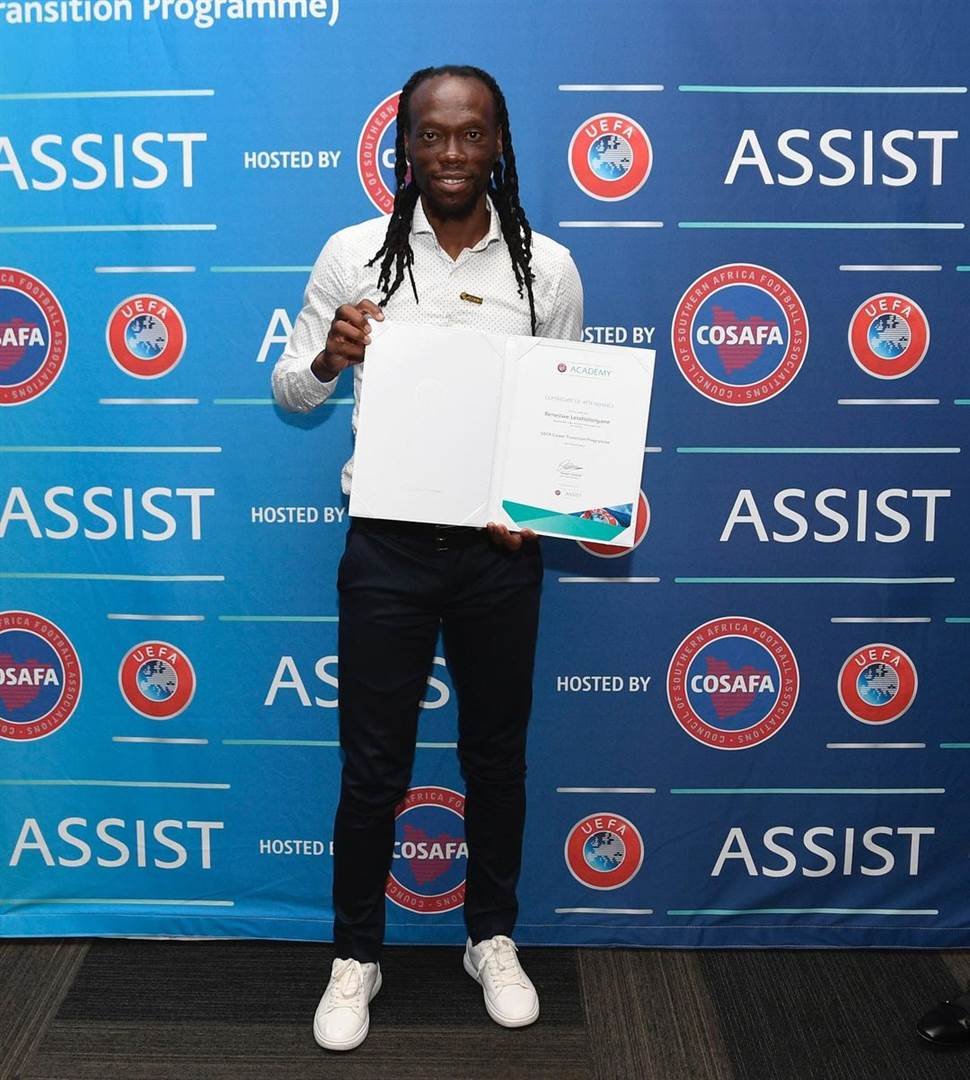 Radio2000_ZA's tweet photo. 📻 It's #GameTimeOn2000 with @MotshidisiM 📻
⏲️ 18h00 - 19h00

Tonight we are in the #18Area
🗣️ Olympic 🥈 Khotso Mokoena joins us

🗣️ We will also catch up with @reneilwe06 to chat about his graduation as a CAF B licence holder. https://t.co/OgQvcO2lug