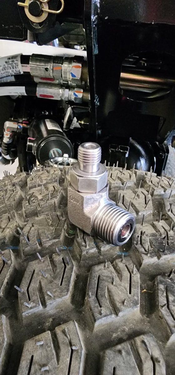 MurrayGuitars's tweet photo. PSA-It ALWAYS pays to completely inspect and check every single hydraulic fitting and hose for loose/leaks. Right off the truck to the rack. Steering cylinder fitting completely missing an o-ring. I don't know who the pink and blue QC marks belong to but do better.
#toro #rediron https://t.co/jEMQeimPcS