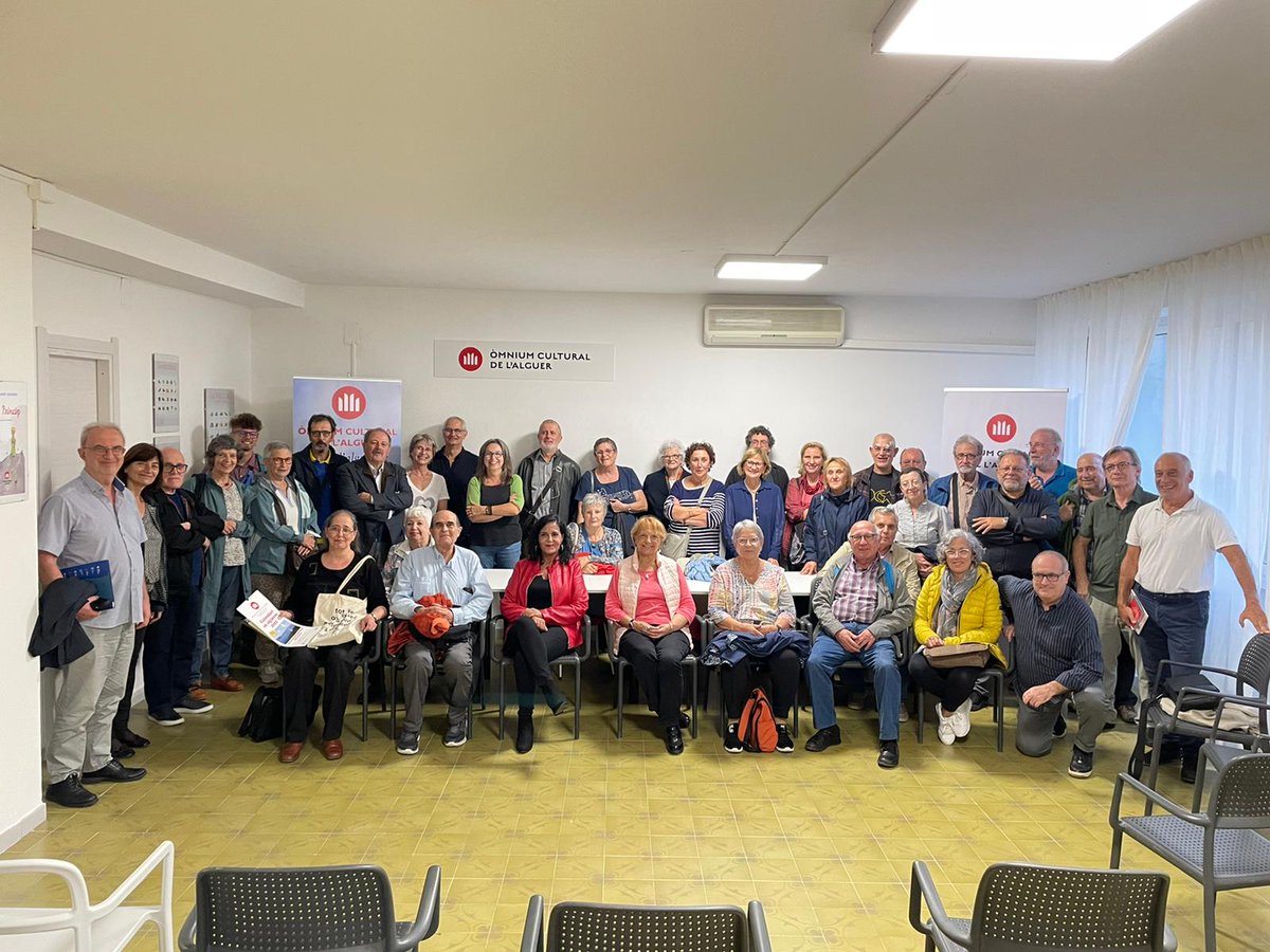 Ahir a la tarda són venguts a visitar la nova sede de l'Òmnium Cultural de l'Alguer 42 membres de la Societat Verdaguer que són a l'Alguer per les XIV Jornades d'Intercanvi Cultural. Li havem recontat qui cosa havem fet en 30  anys. Tants d'ellos són socis d'Òmnium.