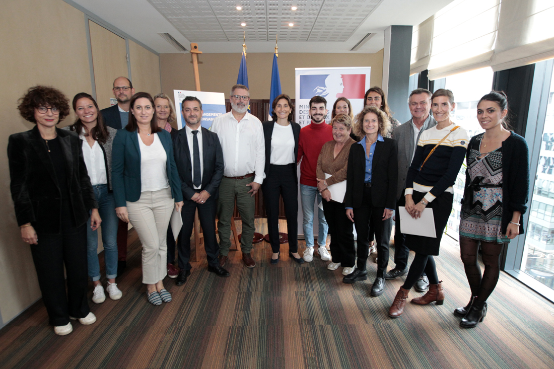 FFSNW's tweet photo. #Engagement
Signature de la Charte des 15 Engagements écoresponsables des Grands Evénements Sportifs entre @AOC1978 et @patricemartin12 pour l'Euro 2023 de #Wakeboard #Wakeskate et #ParaWakeboard Cable
>>> Plus : https://t.co/oQxXrFx7HU
#Environnement #Inclusion #Egalite https://t.co/mcoM3JoJza