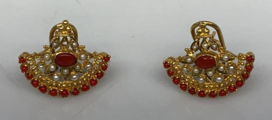 SoldOnCompass's tweet photo. If you've forgotten, here's a reminder. Coin &amp; Jewelry Auction is today at 6 pm ET. Take a look at some of these new additions to the catalog autographed baseball Alex Rodriguez, a 22K gold necklace &amp; earrings set. Bid on these items today https://t.co/eUbNRZP2uH https://t.co/K3zndkGwUS