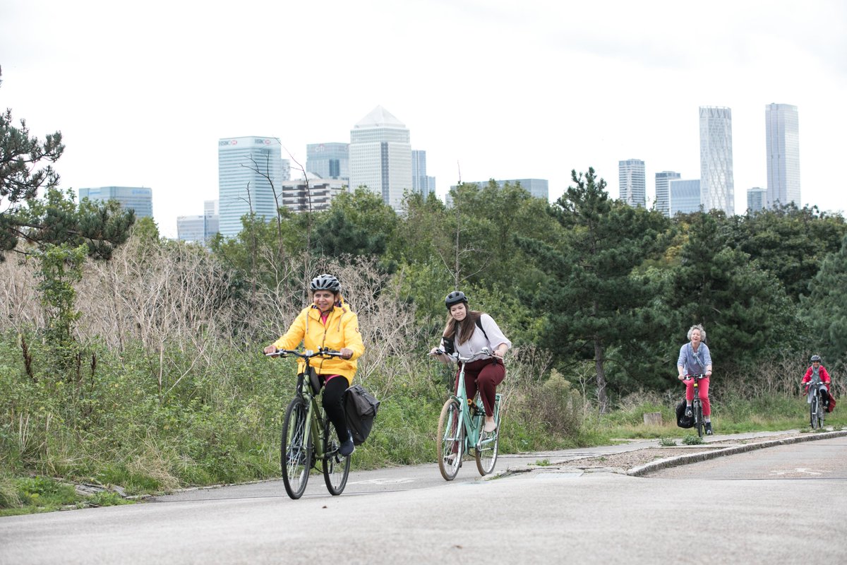 Walking or cycling your commute isn’t just better for the environment, it’s great for your mind and body too🙌 A study by @UniOfEastAnglia & @UniOfYork found that switching the car for an active journey to work significantly improved people's wellbeing.👉sciencedirect.com/science/articl…