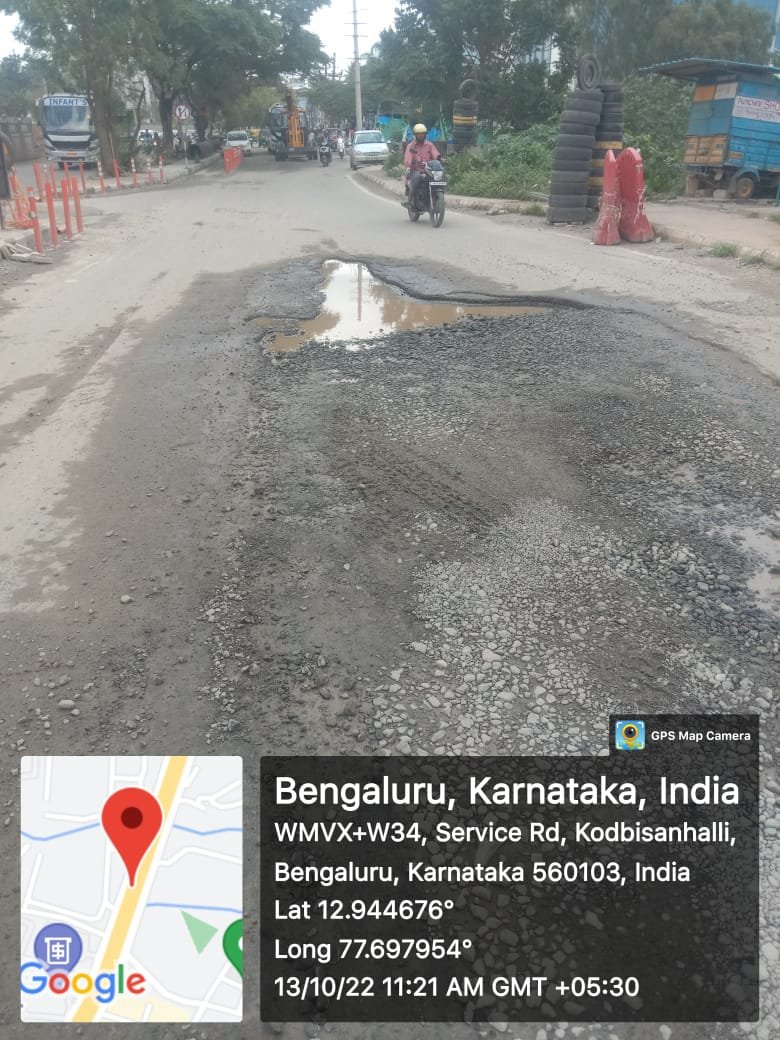 0RRCA's tweet photo. Marathalli ORR service road Potholes https://t.co/xyZeQ058f2