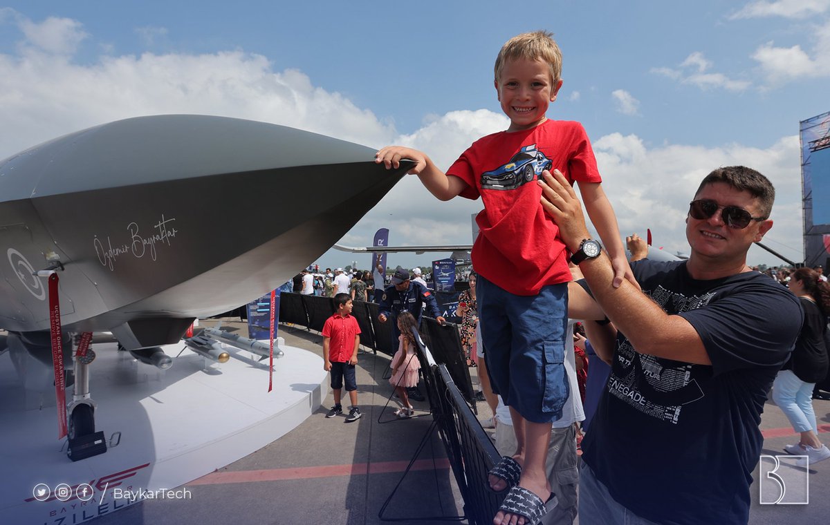 Geleceğin teknolojisi geleceğin mühendisleri ile birlikte... Bayraktar #KIZILELMA ✈️🚀🍎 The technology of the future together with the engineers of the future. #TeknofestTbt 🌍🇹🇷