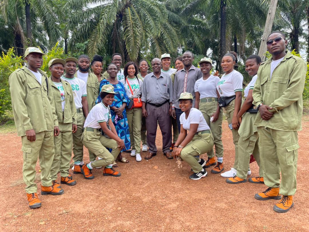 Nysc_Ilaramokin's tweet photo. Throwback to when the Ilara-mokin CDS group sent a delegation of corps members to sensitize and inspire the students of The Apostolic High school, Ilara-mokin. 

#ThrowbackThursday 
#NYSC
#NYSCIlaraMokin
#NYSCIfedore
#NYSCOndo
#IlaraMokinCDS https://t.co/3xDJQ0Pxsw
