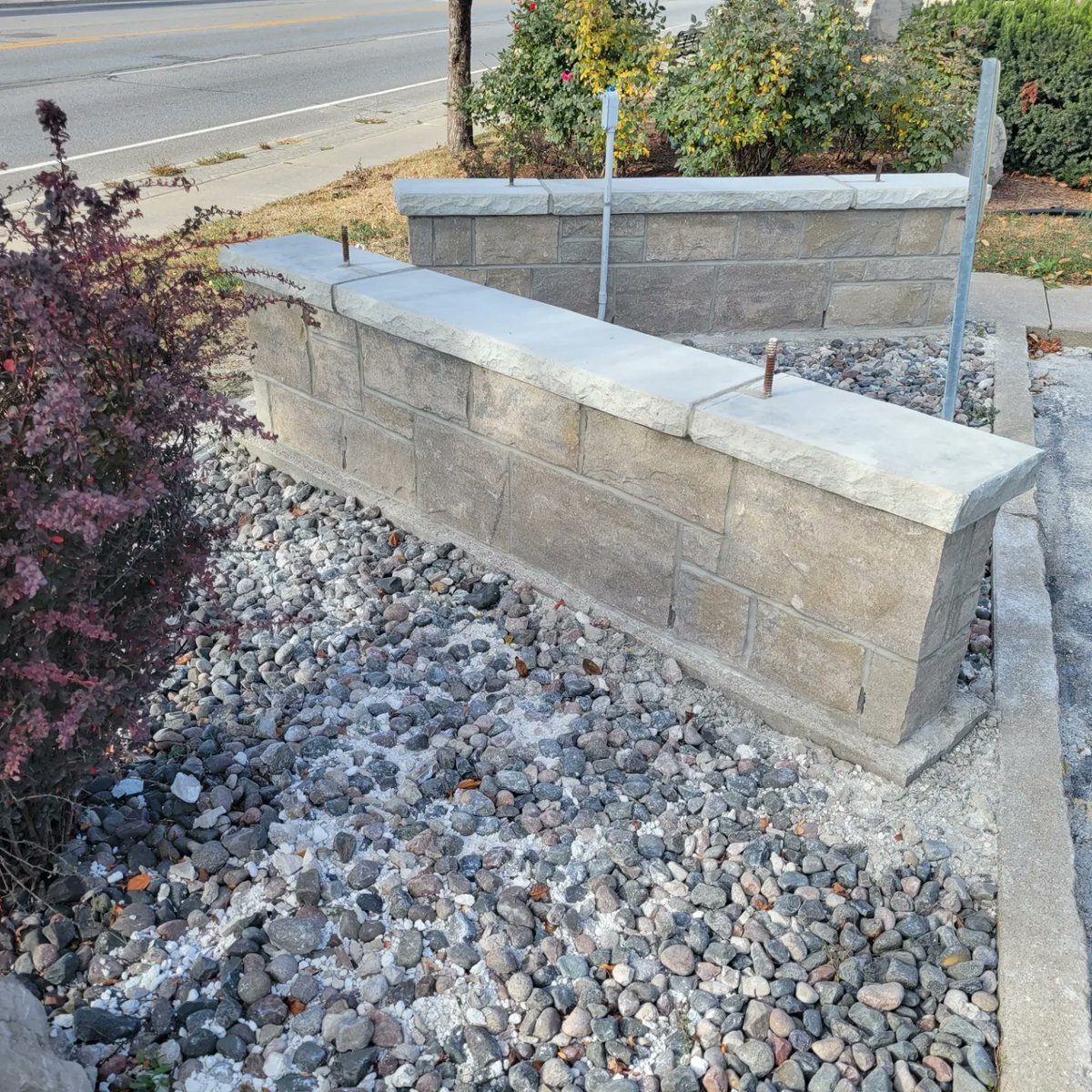 pjmasonry's tweet photo. Completed this #stone #retainingwall for our client's business sign.  #yqg #windsorontario #customwork #customdesign #architect #customwork #construction #realestate #masonry #contractor #instahome #stonework #homeimprovement #buildingdesign #designbuild #stonewall #craftsmanship https://t.co/wV262ViA93