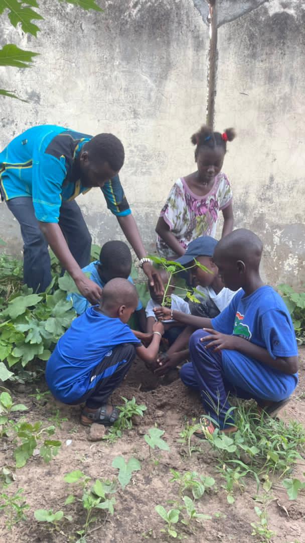 DiengAb21's tweet photo. @Jve_Senegal a organisé un Spécial #NdadjéEcologique au Lycée Ahmadou Ndack Seck de #Thies en collaboration avec l’association #ADEB et @TV5MONDE
#Senegal #kebetu
@COP27P https://t.co/P6NGGDrWkw