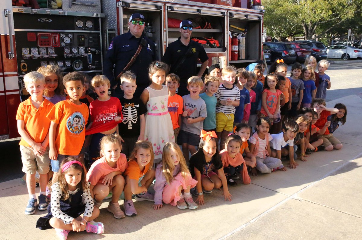 AHISD's tweet photo. 🚒 It's Fire Prevention Week and our @HowardAHISD students learned what to do in an emergency with help from the @cityofah/Alamo Heights Fire Department. We're grateful to these community leaders for spending the morning teaching our youngest learners! 🚒 #NoPlaceLikeAHISD https://t.co/Zg2gGP0mgE