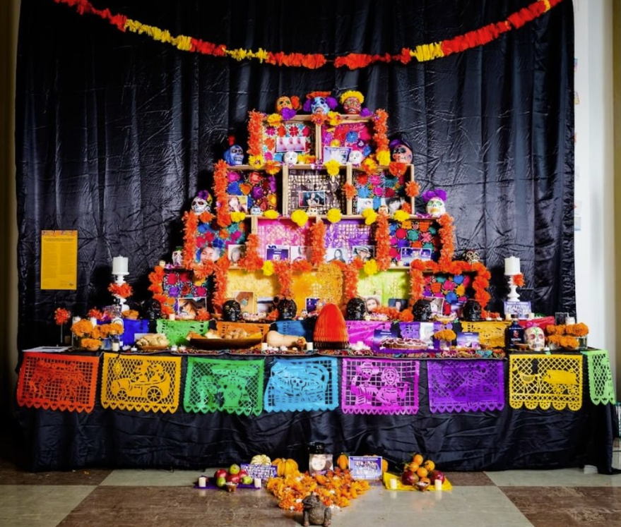 Le festival #DiaDeLosMuertos d’un mois revient à Montréal à partir d’aujourd’hui avec plus d’une douzaine d’activités gratuites en plus de spectacles musicaux et de danse! Situé à la Galerie Port-Maurice à Saint-Léonard il y a tellement de choses à célébrer que de ne pas manquer!