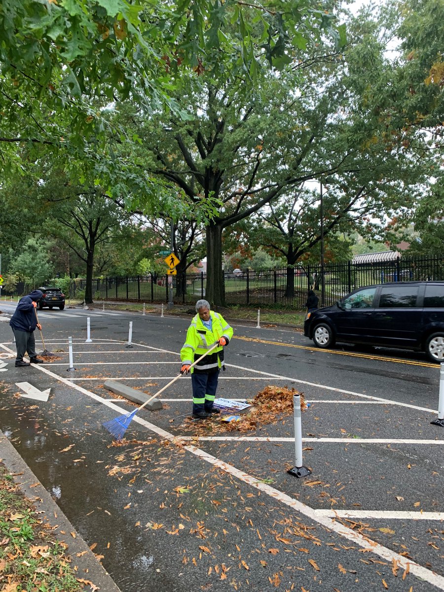 truthshallnlwh's tweet photo. Rainy but beautiful day in the Clean City! #FreshforFall Cleanup on West Virginia Ave and Mt. Olivet Rd NE. Special thanks to @DCDPW, @DMOIDC, @dcra, and @_DCHealth to make a #TrashFreeDC! https://t.co/EQawWuaS0X