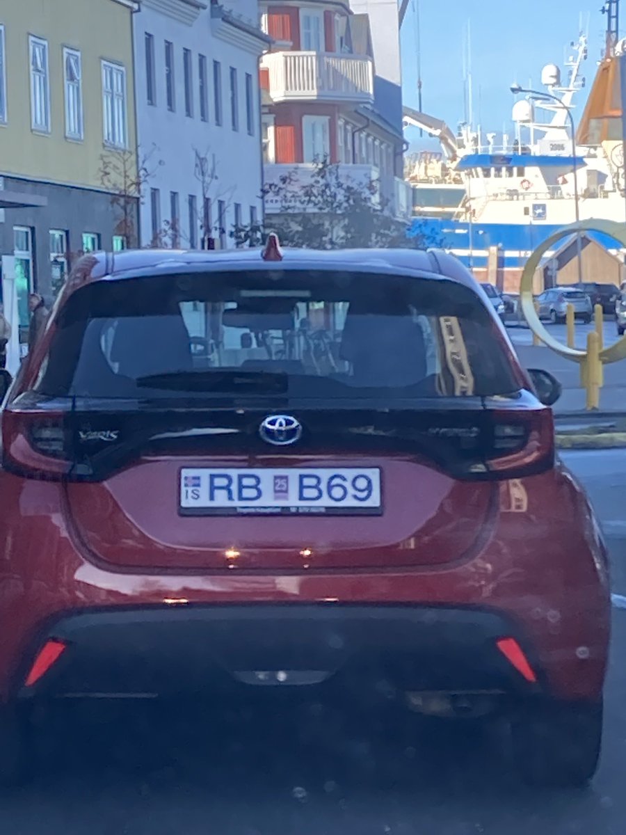 Þessi manneskja vill að allir viti að hún elskar að ríða búið bless og fara í kynlífsstellunguna sextíu og níu