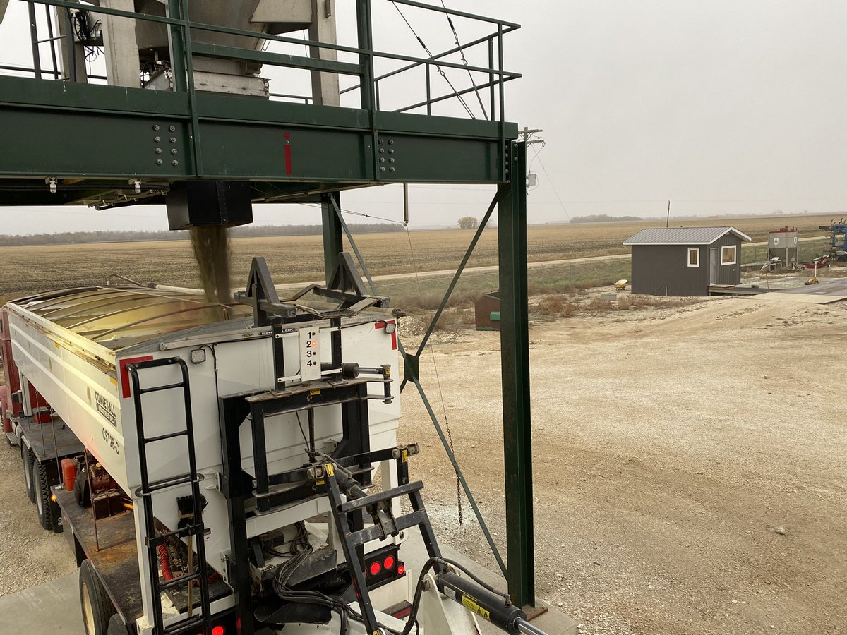 dtownbrown88's tweet photo. Windy, cold and trying to snow. Must be fertilizer season! Time to roll! https://t.co/jSVtUqRpDc