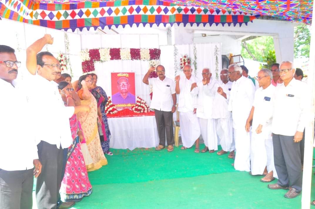 Y_VIKRAMKMM's tweet photo. భారీ సంఖ్యలో ప్రముఖులు మానాన్న చిత్రపటానికి నివాళి...
ఈరోజు ఖమ్మం జిల్లా బోనకల్లు మండలం రావినూతలలో జరిగిన కార్యక్రమంలో మాజీ మంత్రి తుమ్మల నాగేశ్వరరావు, CPM పార్టీ నాయకులు పోతినేని సుదర్శన్, నున్నా నాగేశ్వరరావు, ఇతర పలు రంగాల ప్రముఖులు నివాళి...
#YVikram https://t.co/J0DNVeqAPn