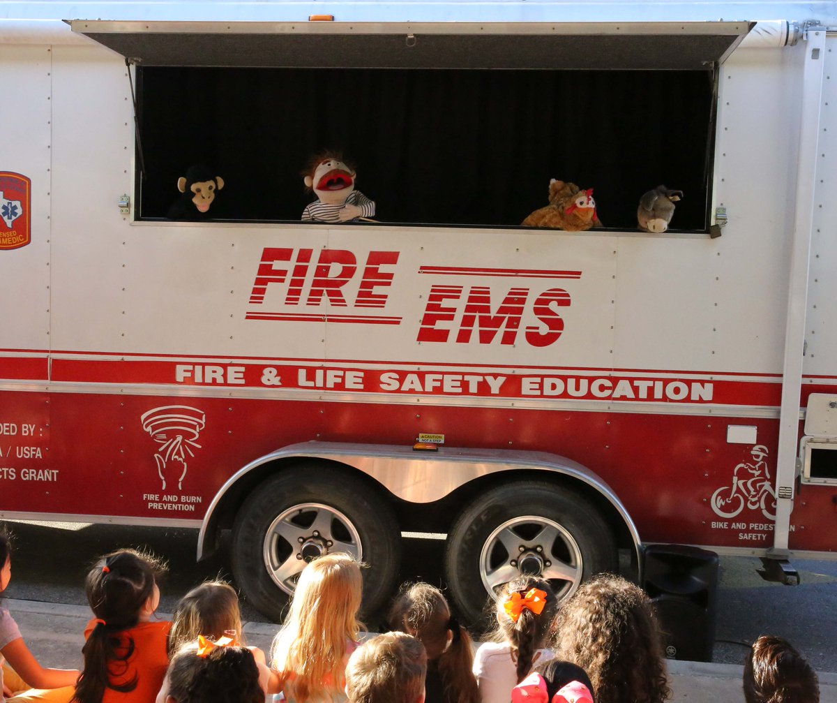 AHISD's tweet photo. 🚒 It's Fire Prevention Week and our @HowardAHISD students learned what to do in an emergency with help from the @cityofah/Alamo Heights Fire Department. We're grateful to these community leaders for spending the morning teaching our youngest learners! 🚒 #NoPlaceLikeAHISD https://t.co/Zg2gGP0mgE