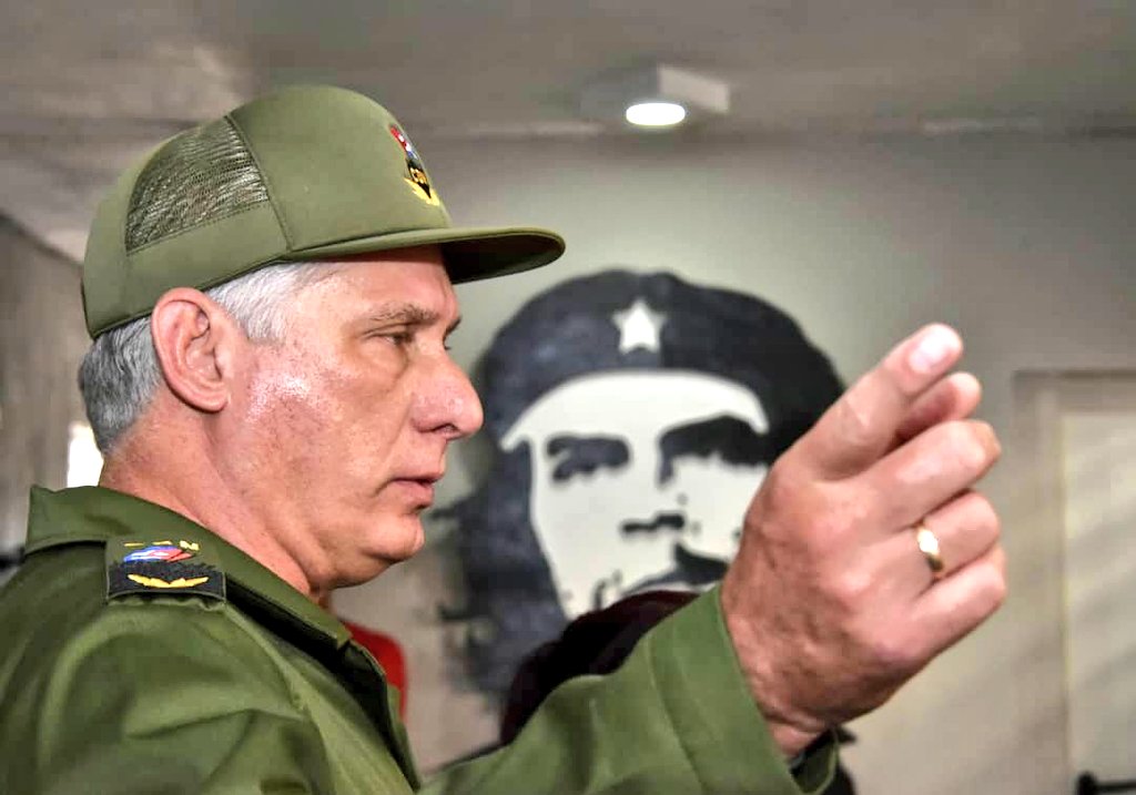 PresidenciaCuba's tweet photo. 📸| Imágenes de Estudios Revolución.

❤| Con el cariño de siempre lo recibe el pueblo de Consolación del Sur, fuertemente golpeado por el huracán Ian. https://t.co/C8jxDtrQFh