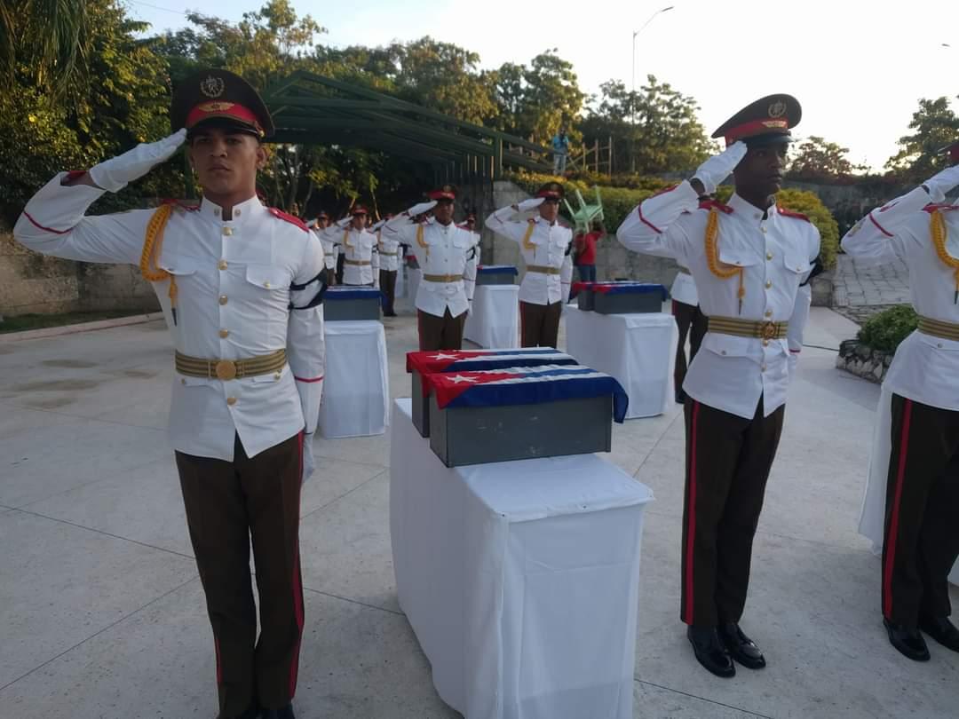 Preside el Comandante de la Revolución Ramiro Valdés Menéndez ceremonia de inhumación de 26 combatientes del Frente de Las Villas.
#CubaViveEnSuHistoria